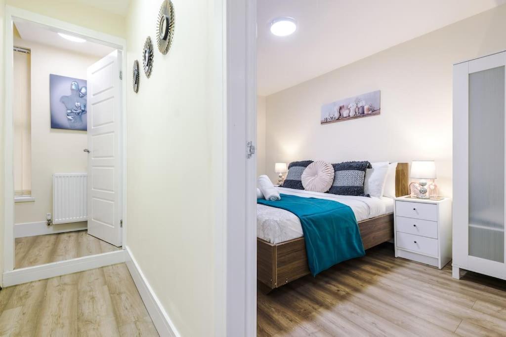 Spacious 4 Bedroom Modern House Near Centre Sleeps 12 *