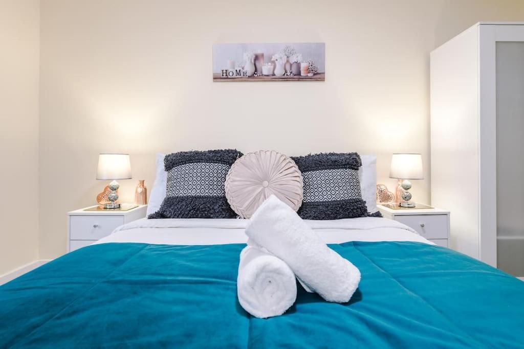 Spacious 4 Bedroom Modern House Near Centre Sleeps 12 Manchester