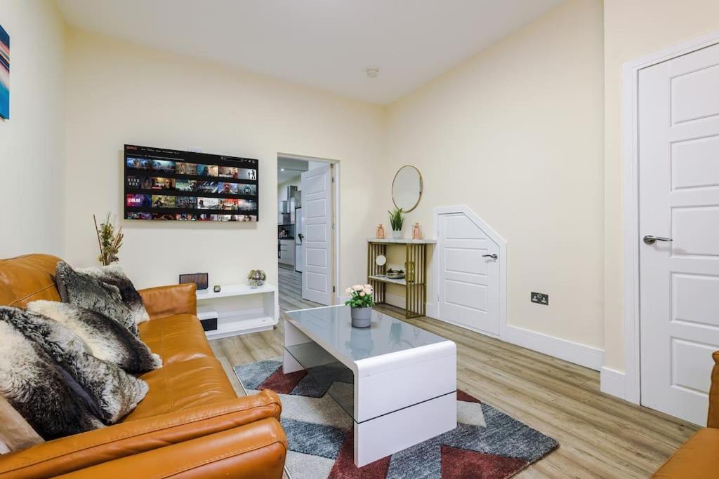Spacious 4 Bedroom Modern House Near Centre Sleeps 12 Holiday home Manchester