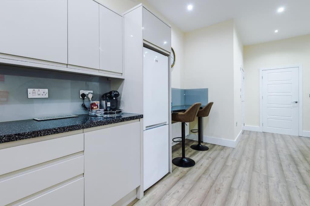 Spacious 4 Bedroom Modern House Near Centre Sleeps 12 * Manchester