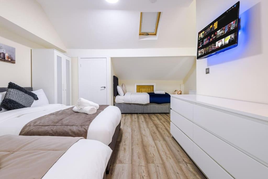 Spacious 4 Bedroom Modern House Near Centre Sleeps 12 Manchester