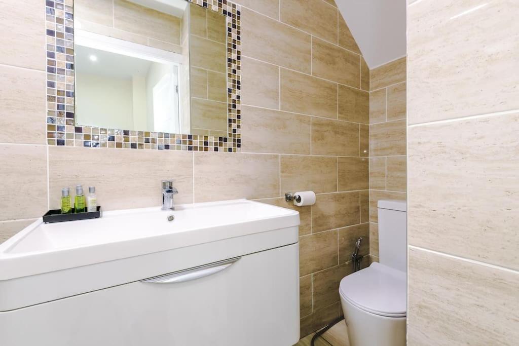 Spacious 4 Bedroom Modern House Near Centre Sleeps 12 * Manchester