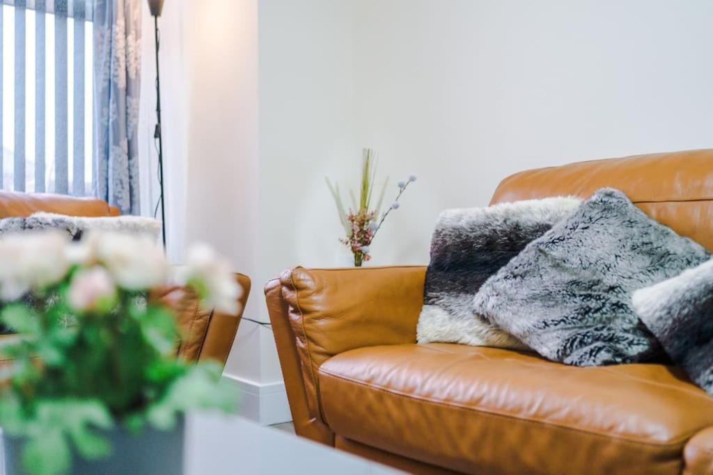 Spacious 4 Bedroom Modern House Near Centre Sleeps 12