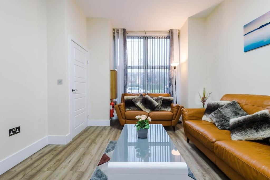 Spacious 4 Bedroom Modern House Near Centre Sleeps 12 Holiday home Manchester
