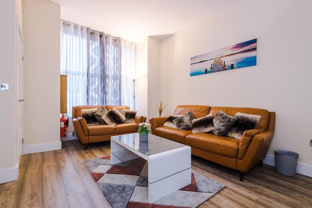 Holiday home Spacious 4 Bedroom Modern House Near Centre Sleeps 12 *