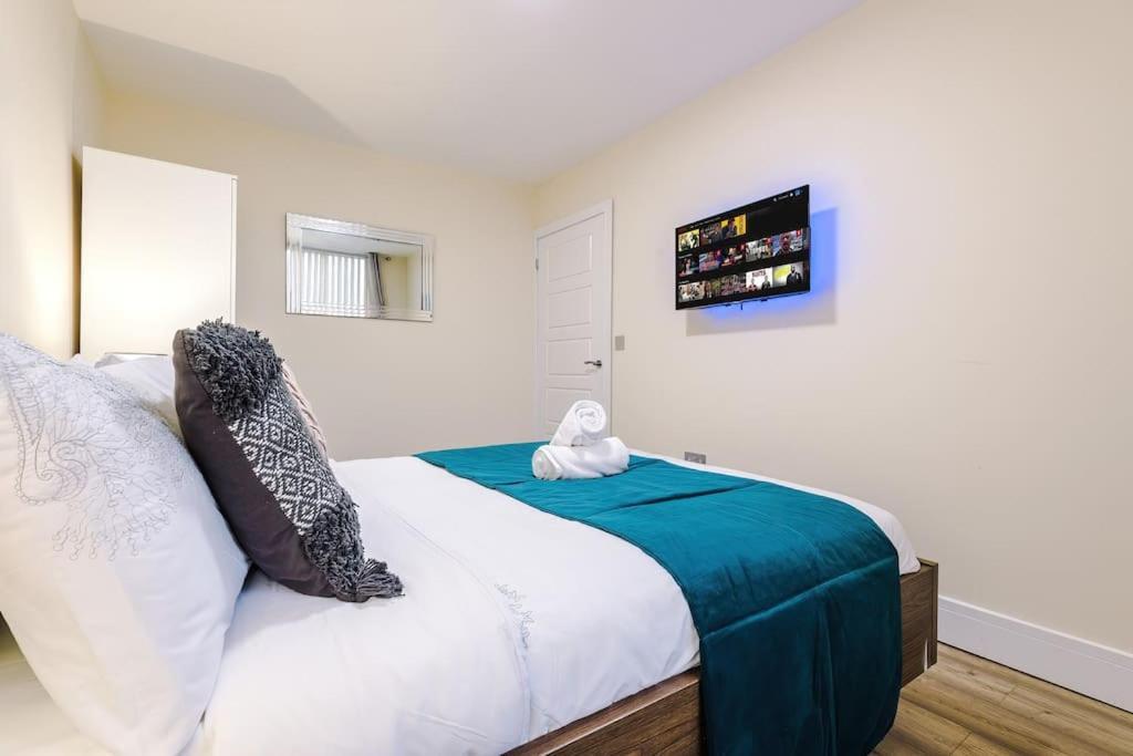 Spacious 4 Bedroom Modern House Near Centre Sleeps 12 Manchester