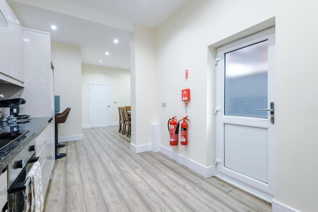 Holiday home Spacious 4 Bedroom Modern House Near Centre Sleeps 12 Manchester