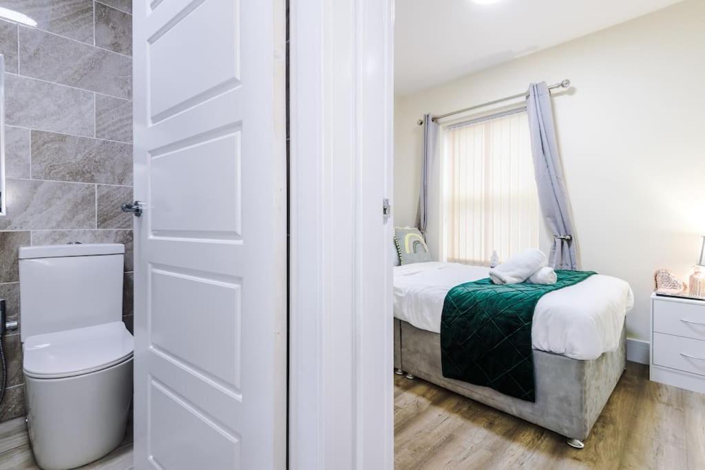 Spacious 4 Bedroom Modern House Near Centre Sleeps 12 Holiday home
