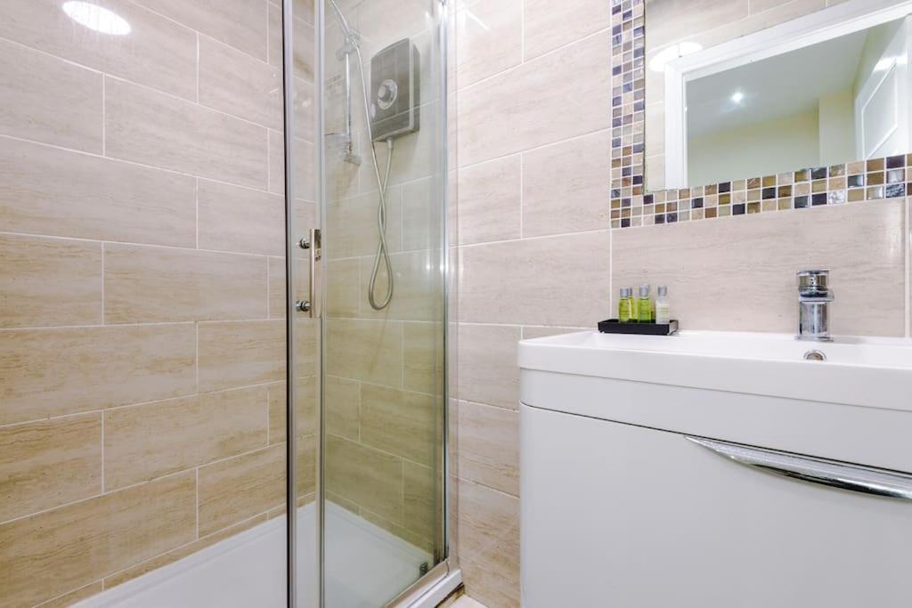 Spacious 4 Bedroom Modern House Near Centre Sleeps 12 Holiday home *