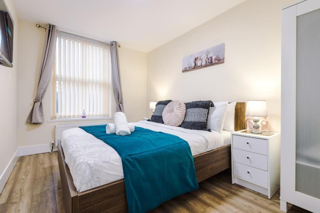 Spacious 4 Bedroom Modern House Near Centre Sleeps 12 Holiday home Manchester
