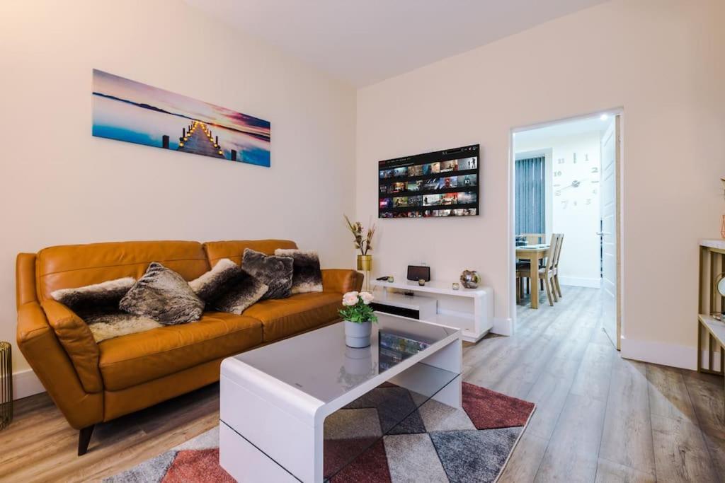 Spacious 4 Bedroom Modern House Near Centre Sleeps 12 Holiday home