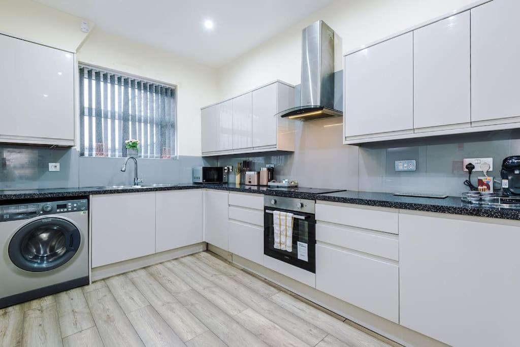 Spacious 4 Bedroom Modern House Near Centre Sleeps 12