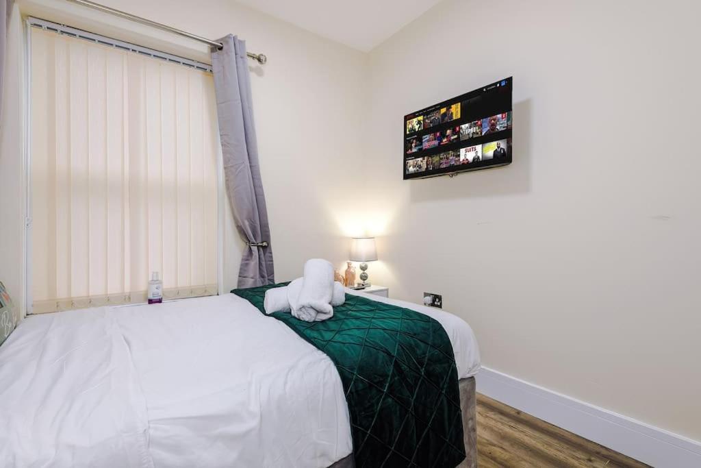 Spacious 4 Bedroom Modern House Near Centre Sleeps 12 Manchester