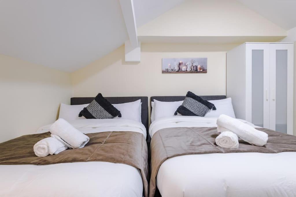 Spacious 4 Bedroom Modern House Near Centre Sleeps 12 Holiday home