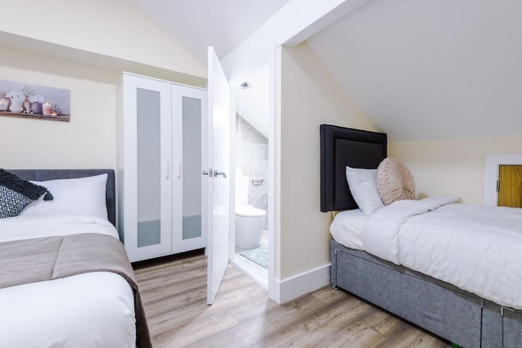 Spacious 4 Bedroom Modern House Near Centre Sleeps 12 Holiday home Manchester