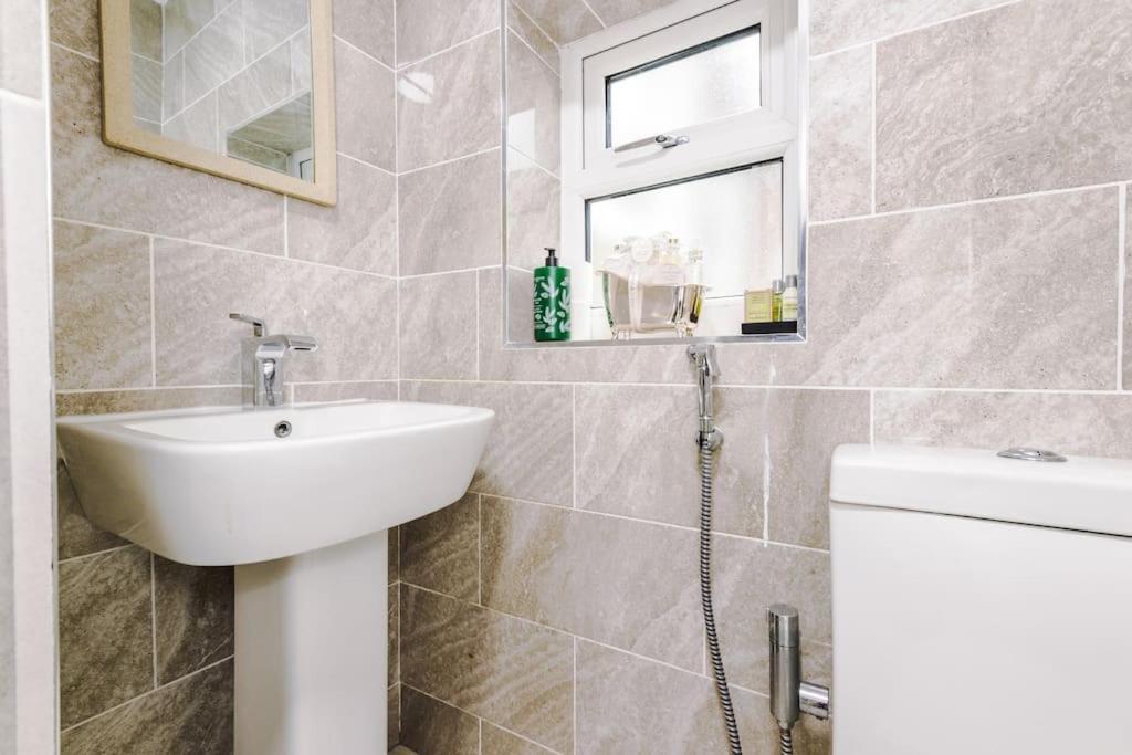 Spacious 4 Bedroom Modern House Near Centre Sleeps 12 * Manchester