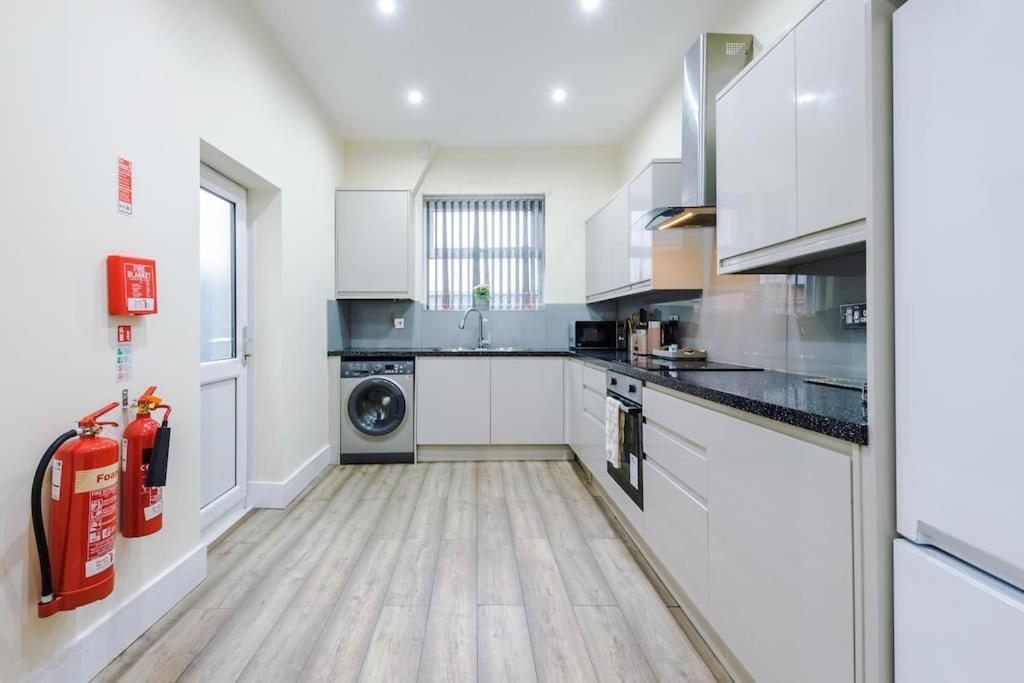 Spacious 4 Bedroom Modern House Near Centre Sleeps 12 * Manchester