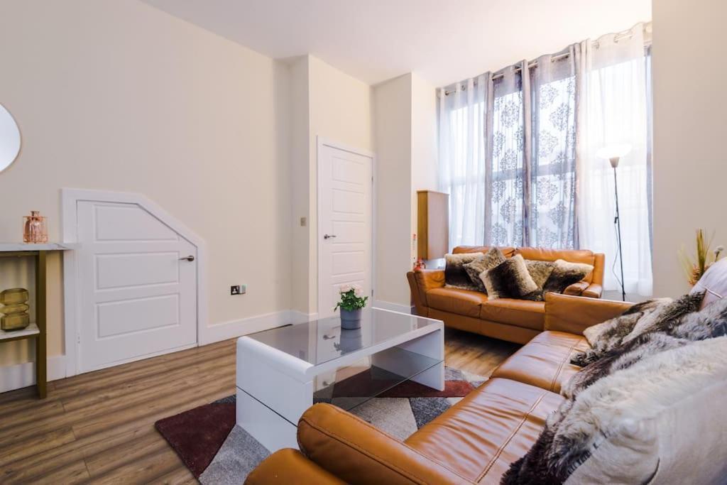 Holiday home Spacious 4 Bedroom Modern House Near Centre Sleeps 12