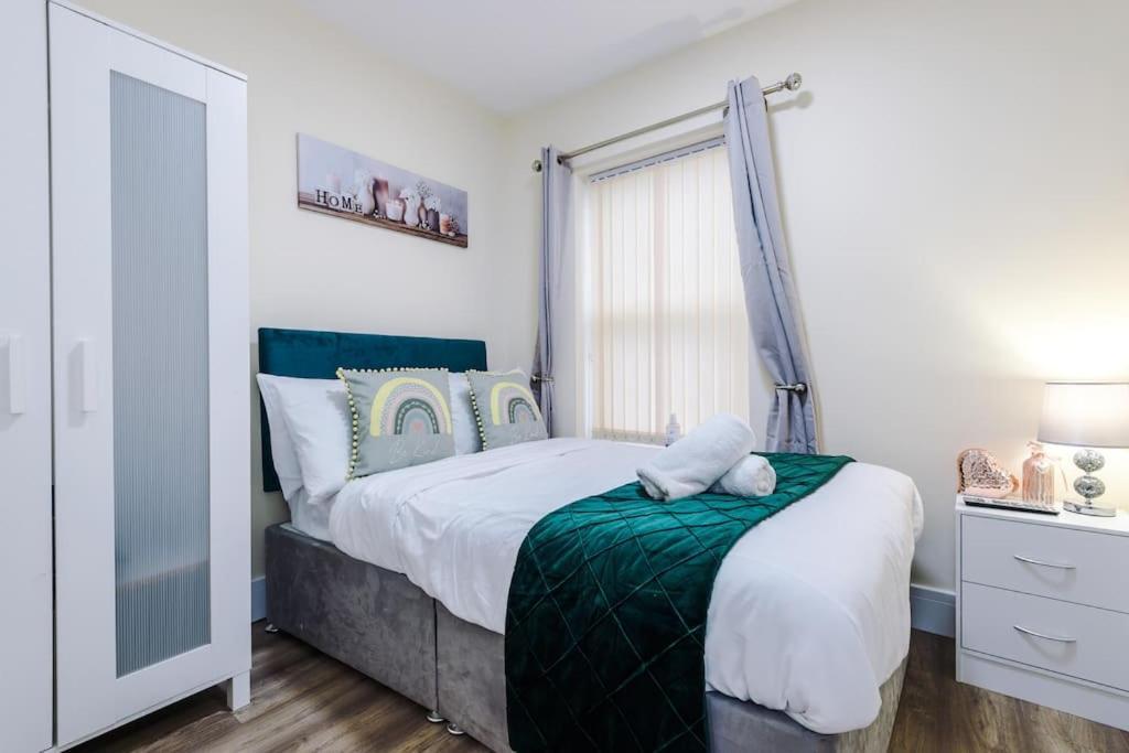 Spacious 4 Bedroom Modern House Near Centre Sleeps 12 *