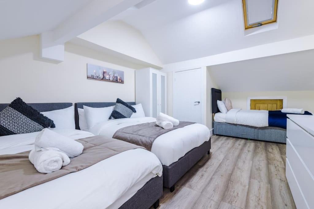 Spacious 4 Bedroom Modern House Near Centre Sleeps 12