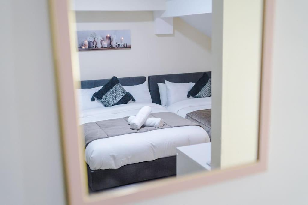 Spacious 4 Bedroom Modern House Near Centre Sleeps 12 Manchester