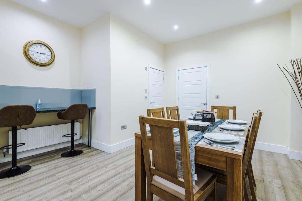 Spacious 4 Bedroom Modern House Near Centre Sleeps 12