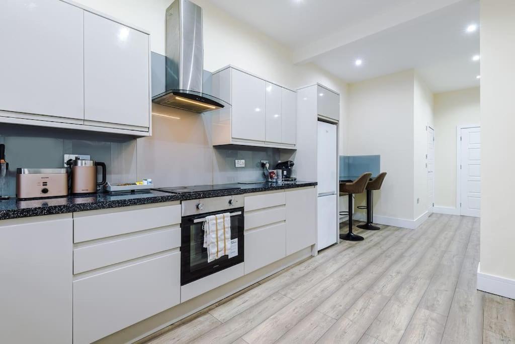 Spacious 4 Bedroom Modern House Near Centre Sleeps 12 Holiday home Manchester