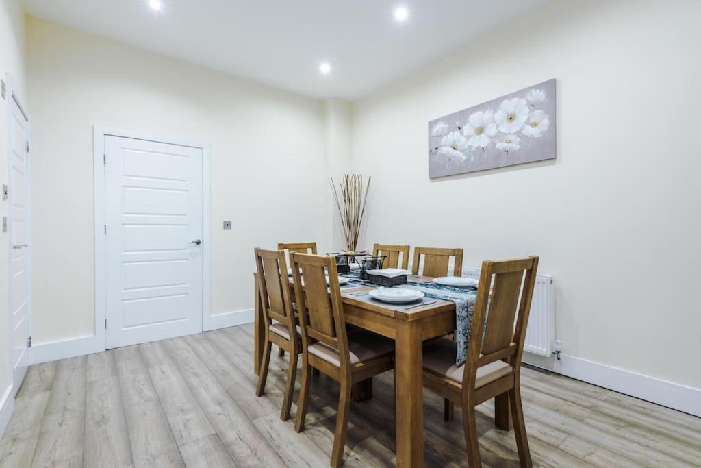Spacious 4 Bedroom Modern House Near Centre Sleeps 12 Holiday home