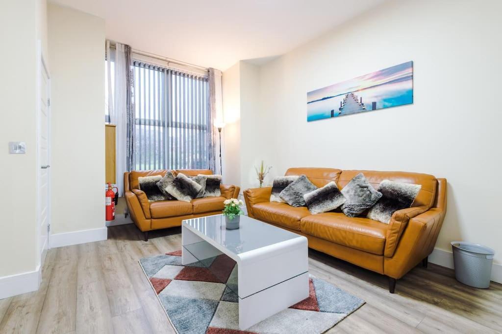 Spacious 4 Bedroom Modern House Near Centre Sleeps 12 * Manchester