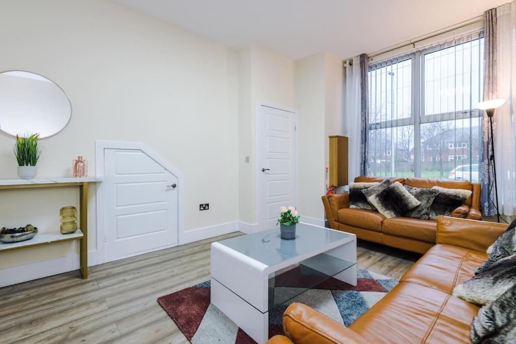 Spacious 4 Bedroom Modern House Near Centre Sleeps 12 * Manchester