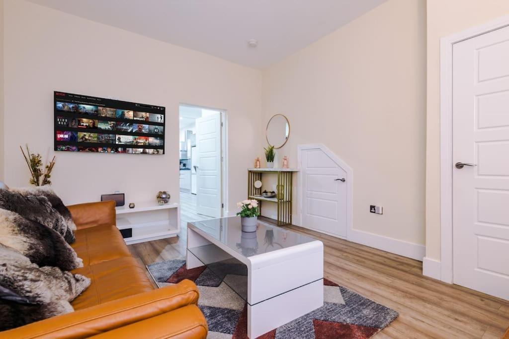 Spacious 4 Bedroom Modern House Near Centre Sleeps 12 Holiday home