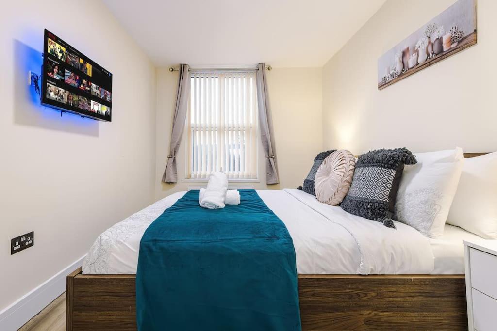 Spacious 4 Bedroom Modern House Near Centre Sleeps 12 Holiday home