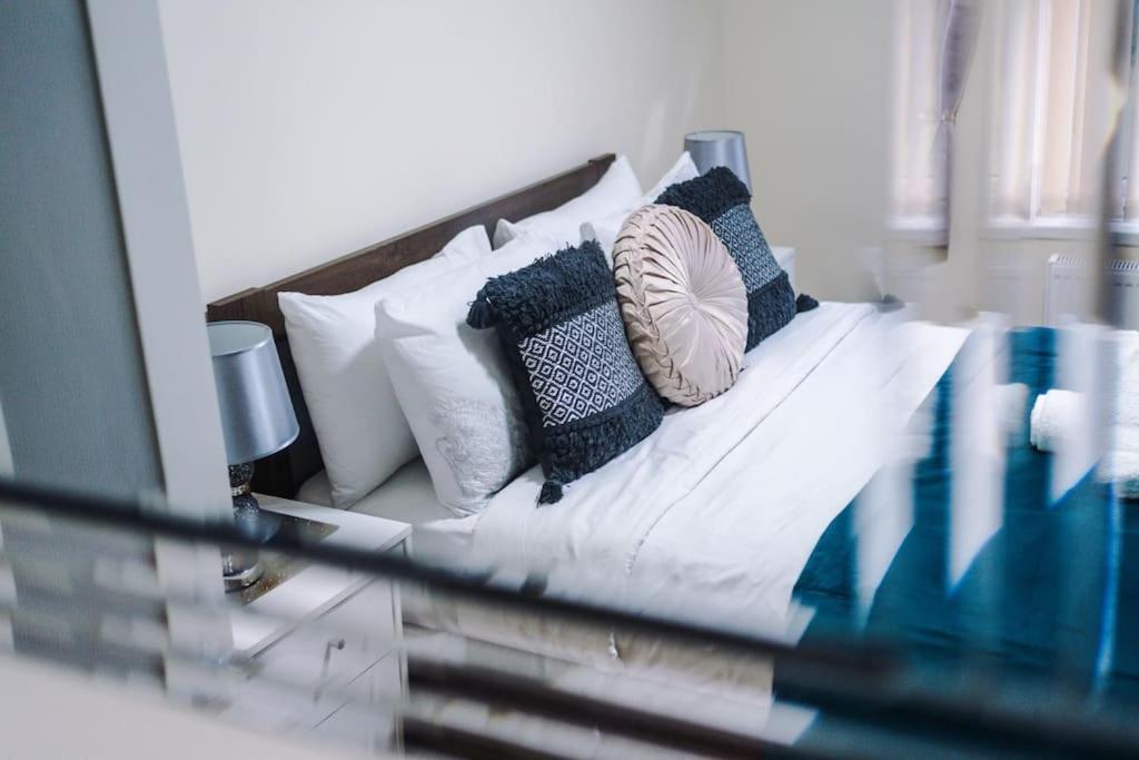 Holiday home Spacious 4 Bedroom Modern House Near Centre Sleeps 12 *