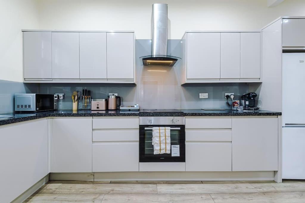 Spacious 4 Bedroom Modern House Near Centre Sleeps 12 Holiday home Manchester