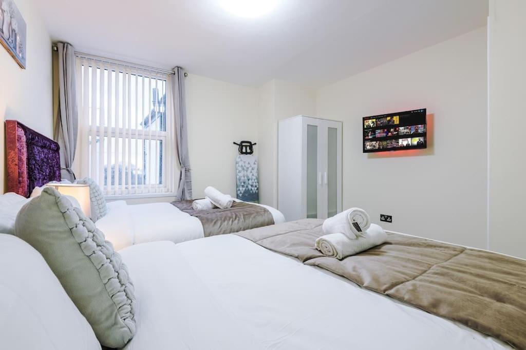 Spacious 4 Bedroom Modern House Near Centre Sleeps 12 Holiday home *