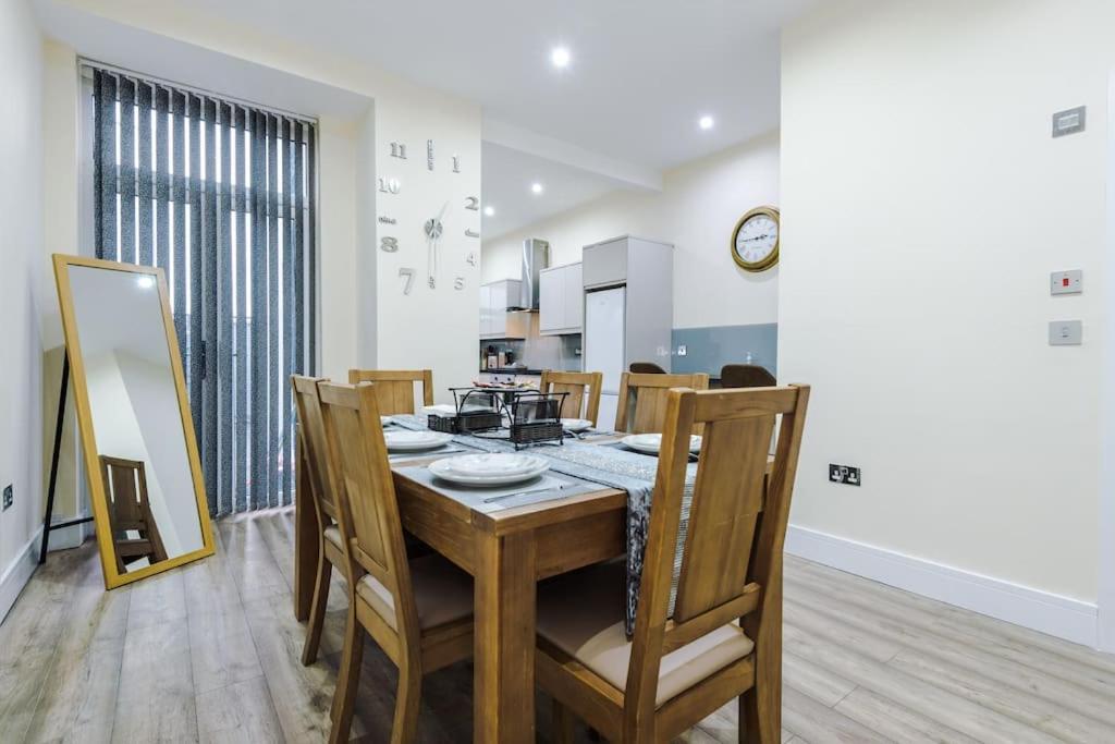 Spacious 4 Bedroom Modern House Near Centre Sleeps 12 Holiday home Manchester