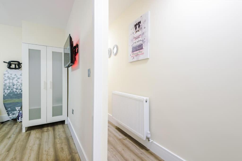Holiday home Spacious 4 Bedroom Modern House Near Centre Sleeps 12
