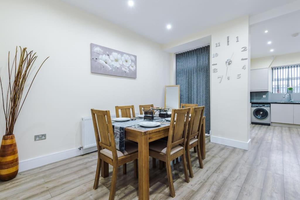 Spacious 4 Bedroom Modern House Near Centre Sleeps 12 *