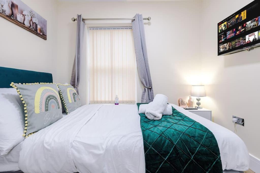 Holiday home Spacious 4 Bedroom Modern House Near Centre Sleeps 12 *