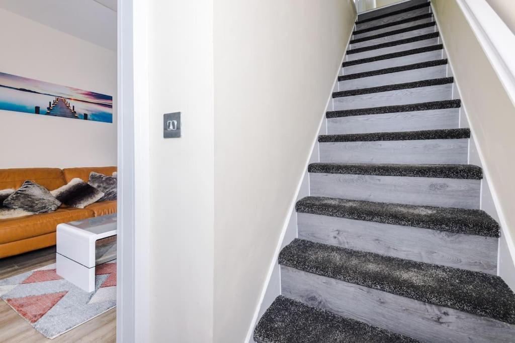 Spacious 4 Bedroom Modern House Near Centre Sleeps 12 Manchester