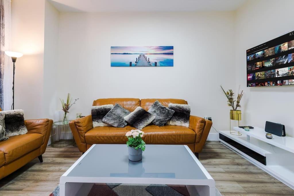 Spacious 4 Bedroom Modern House Near Centre Sleeps 12 Holiday home *