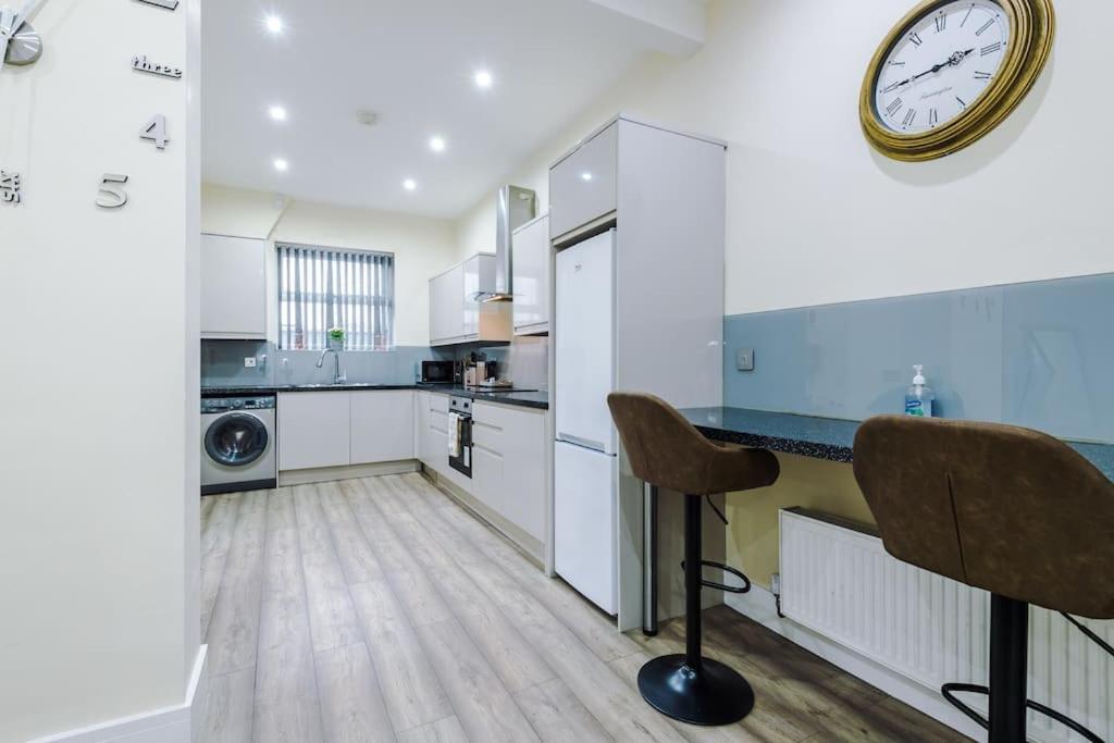 Spacious 4 Bedroom Modern House Near Centre Sleeps 12 Holiday home *