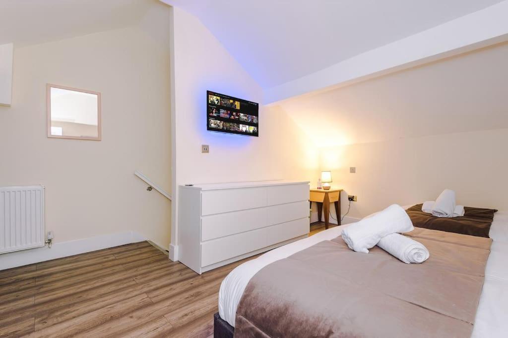 Spacious 4 Bedroom Modern House Near Centre Sleeps 12 Holiday home *