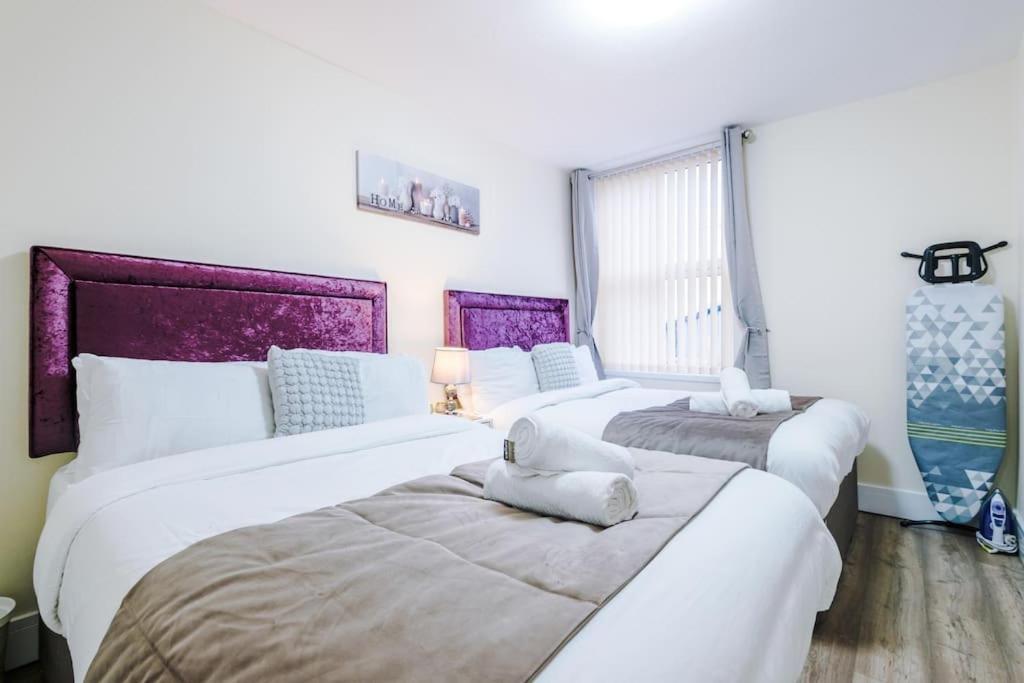 Spacious 4 Bedroom Modern House Near Centre Sleeps 12 Holiday home Manchester
