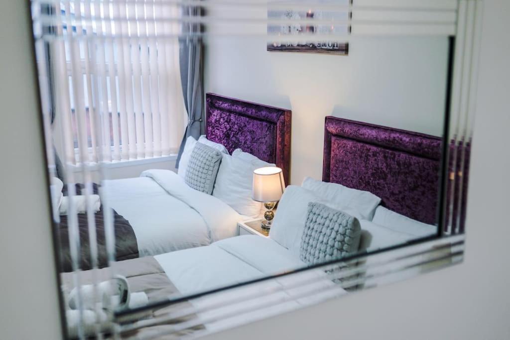 Holiday home Spacious 4 Bedroom Modern House Near Centre Sleeps 12 *