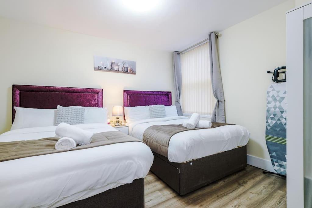 Holiday home Spacious 4 Bedroom Modern House Near Centre Sleeps 12 *