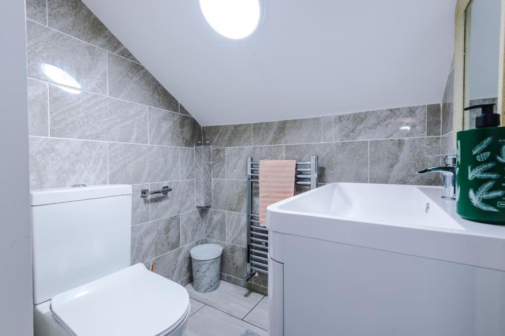 Holiday home Spacious 4 Bedroom Modern House Near Centre Sleeps 12 Manchester