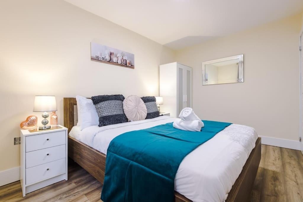 Spacious 4 Bedroom Modern House Near Centre Sleeps 12 Manchester