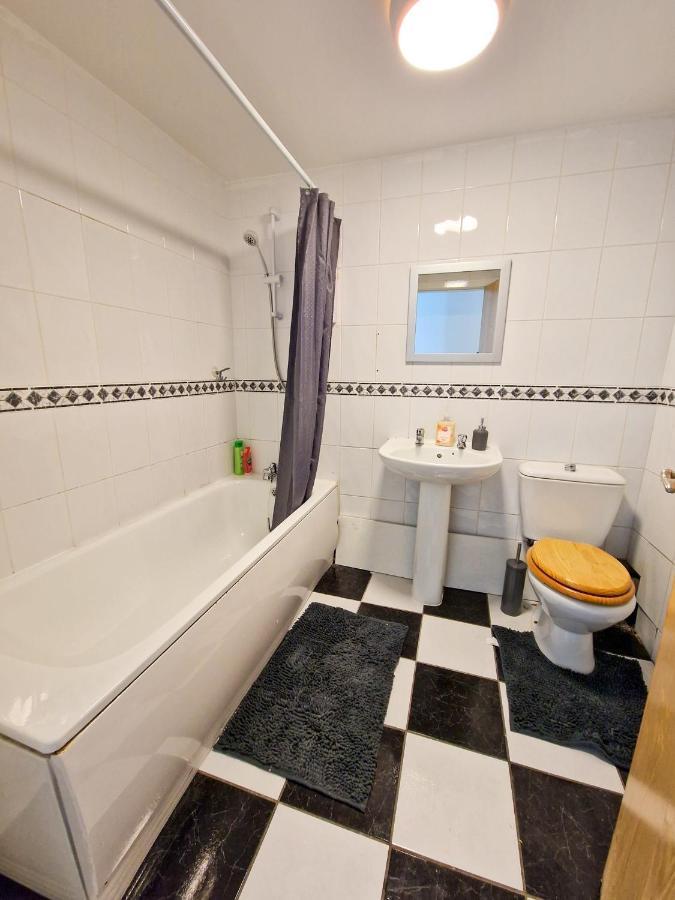 Spacious For And Contractor Groups In Salford - Private Parking - By Nmb Serviced Apartment Manchester
