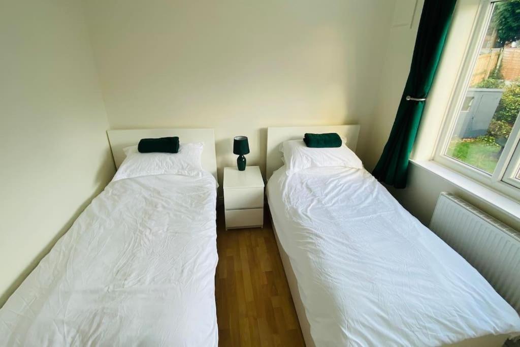Prestwich Garden Retreat: Manchester-close 3br With Parking & Netflix Holiday home Manchester